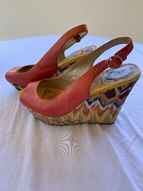 G by GUESS CORAL WEDGE SANDAL SIZE 7 WOMENS